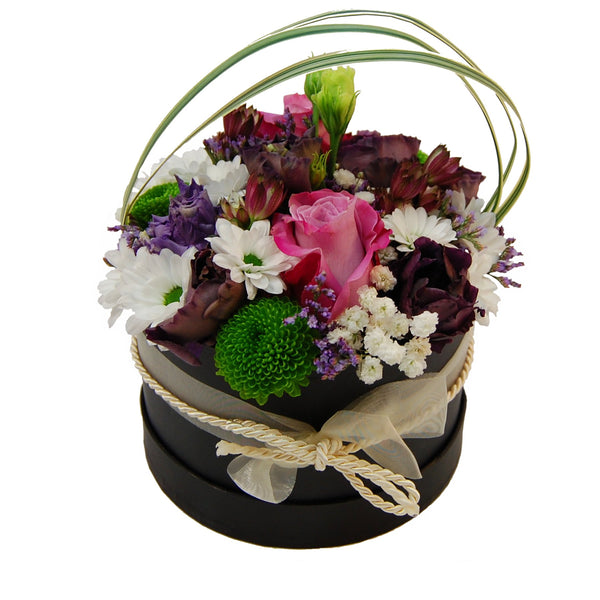 Flowerbox mit frischen Blumen in Farben Bordeaux, Grün und Weiß