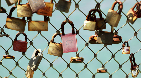 In Italien treffen sich die Paare am Valentinstag bevorzugt auf Brücken und hängen ein Vorhängeschloss mit ihren Initialen auf, als Symbol für ewige Liebe. 