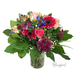 Voluminöser Blumenstrauß in Farben pink mit Rosen, Gerberea und anderen Blumen. 