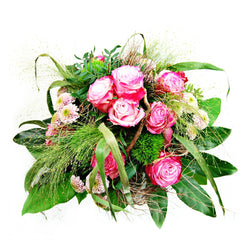 Blumenstrauß aus Rosen und kleinen Santini mit Fontängras