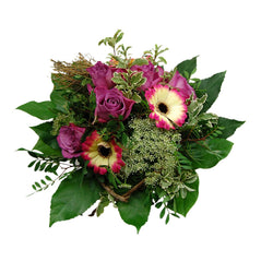 Blumenstrauß mit Germini, Rosen, Dill und Spinosa-Kranz. Ein Blumenstrauß wie ein Schmetterling, der sich leicht in den Raum schwingt und dabei seine tiefe Farbenpracht präsentiert. Die zweifarbigen Germini und Rosen in pink-aubergine auf dem Blumengrün schaffen dieses einzigartiges Feeling. 