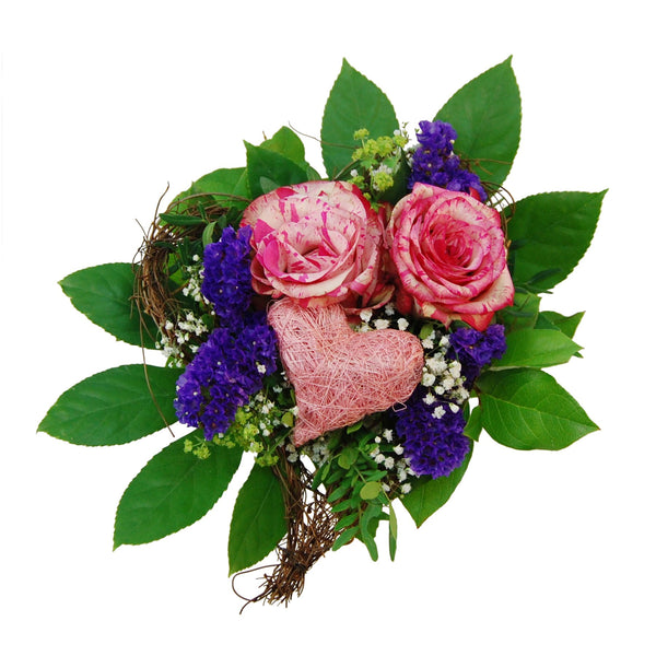 Die großen Edelrosen in creme-pink Farbe sind das Highlight in diesem charmanten Bouquet. Ein Vintage-Sisalherz ergänzt kunstvoll die zierliche Blumenkomposition. Ein kleiner Blumenstrauß mit sehr großen Wirkung, um Ihren liebsten Menschen zu sagen: „Wir sind unzertrennlich!“