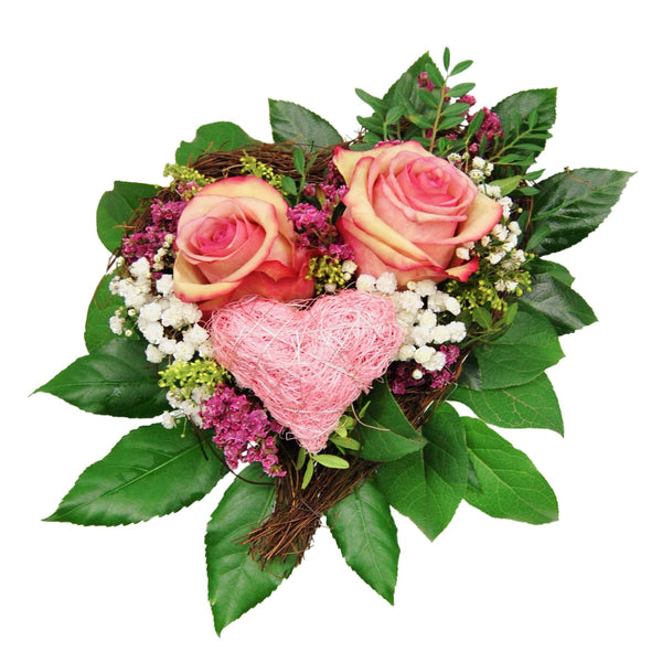 Die großen Edelrosen in creme-pink Farbe sind das Highlight in diesem charmanten Bouquet. Ein Vintage-Sisalherz ergänzt kunstvoll die zierliche Blumenkomposition. Ein kleiner Blumenstrauß mit sehr großen Wirkung, um Ihren liebsten Menschen zu sagen: „Wir sind unzertrennlich!“