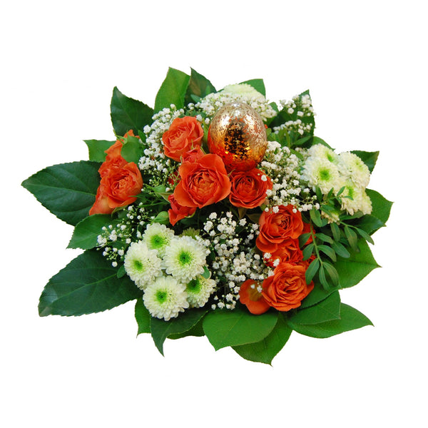 Blumenstrauß mit orangenen Rosen, weißen Santini und Gypso. Ein Bouqet, der die Sinne weckt, wie die Osterzeit auch die ganze Natur beseelt. Umgarnt von Grün aus Pistazie, Salal und Ariele, von weiß-grünen Santini und Gypso entfalten die herrlich orangenen Polyrosen ihre optimale Wirkung und erfüllen Ihr schönes Zuhause mit herrlicher zarter Wärme.