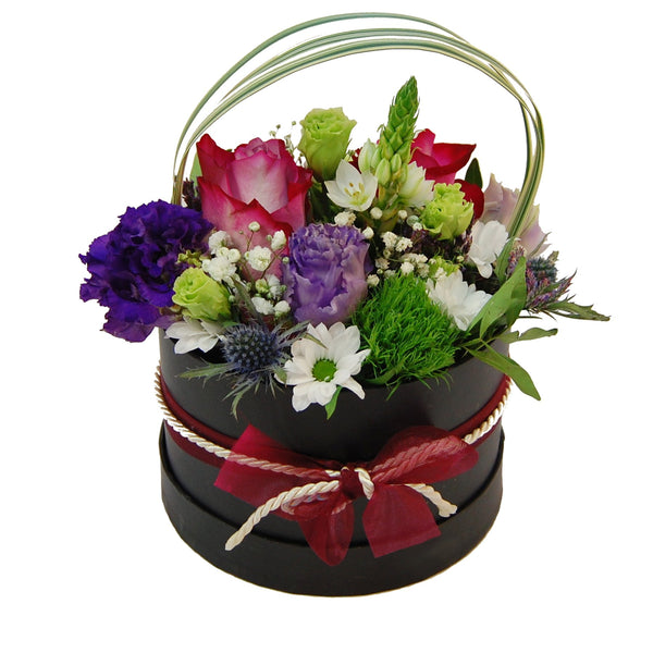 Außergewöhnliche, charmante Blumenkomposition aus frischen Blumen in edler Flowerbox im Stil klassischer Hutschachteln.