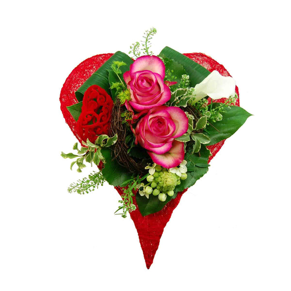 Großartiger Blumenstrauß mit zwei auserlesenen Rosen und zwei roten Herzen, der für sich spricht: „Ich liebe Dich!“, „Wir gehören zusammen!“, „Unsere Herzen schlagen auf Takt!“, „Wir sind unzertrennlich!“ und viel, viel mehr - was ihrer beider Geheimnis ist. In Kombination mit unserer Grußkarte geht vielleicht sogar ein kleiner Wunsch in Erfüllung. 