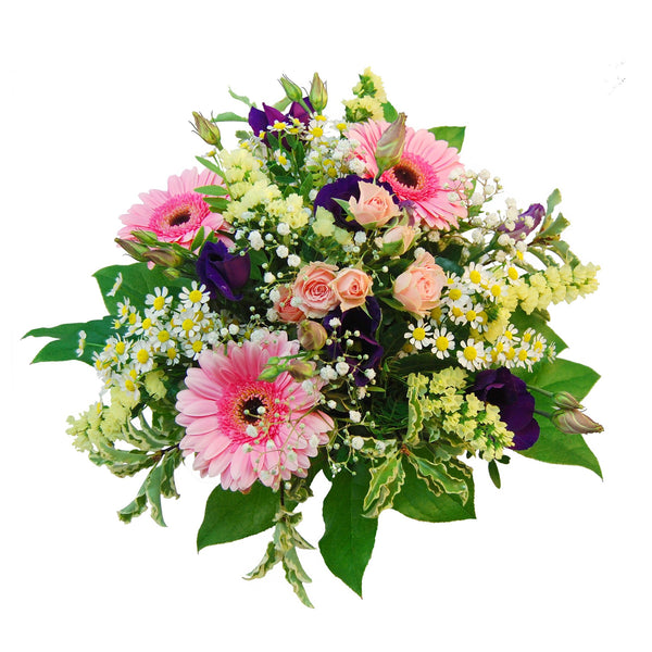 Herrlicher Blumenstrauß aus frischen Blumen in stimmungsvollen Farben mit Lisianthus und kleinen korall-farbenen Rosen.