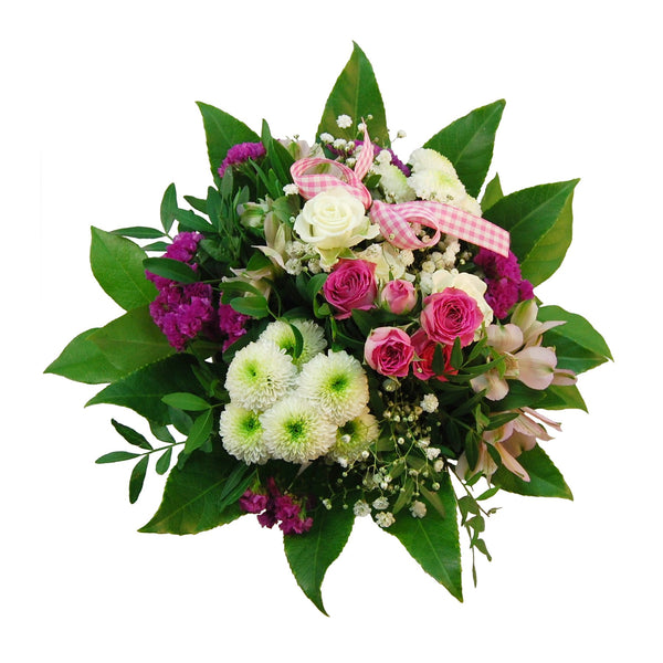 Ein feines und helles Bouquet mit rosa- und weißfarbenen Poly-Rosen, dezenten hellrosa Blüten von Astro-Rosen, weißen Santini, Strandflieder und Gypso. Das romantisch-verspielte Design dieses Blumenstraußes wird durch ein kleines Schleifchen ergänzt.