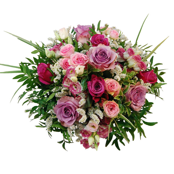 Ein herrliches, feines Arrangement aus frischen Rosen in Farben von Hellrosa bis Pink kombiniert mit zartem weißen Lisianthus und Strandflieder. 
