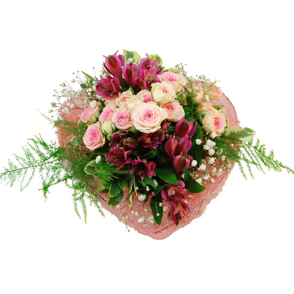 Charmanter Blumenstrauß mit rosafarbenen Rosen Poly  im Vintage Style, der jede Wohnungsecke und die Herzen der Empfänger zum Blühen bringt. Diese zierliche Vintage Dekoration aus frischen Blumen lässt keine Mutter unberührt.