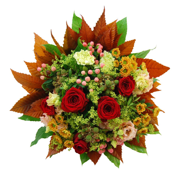 Blumenstrauß „Margot“ mit roten Rosen, Dianthus, Santini und Lisianthus ist ein bezaubernder Blumenstrauß für alle, die den Altweibersommer lieben. Inspiriert von einer Zeit der Natur des besonderes Lichts: weiche Sonne; zarte Hitze; dünnes, leichtes Spinnennetz, das durch Felder und Wälder fliegt und einen goldenen Herbst andeutet.