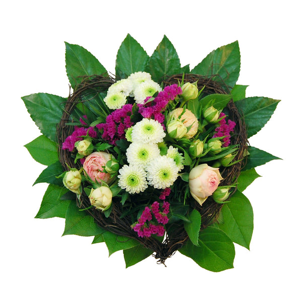 Vintage Blumenstrauß "Eileen"in rosa-weiß-cyclam Farben aus Frischen Schnittblumen mit Rebenherz zum verschicken vom Blumenversand FioreFelice. Märchenhafter Blumenstrauß aus frischen Schnittblumen in rosa-weiß-cyclam Farben und passenden Dekoelement. Er weckt Erinnerungen an die Kindheit, an ein gemütliches kleinen Oma-Häuschen und an die besten Freunde. Die würden sich bestimmt freuen, wenn Sie, einfach so, einen Blumengruß von Ihnen bekommen.