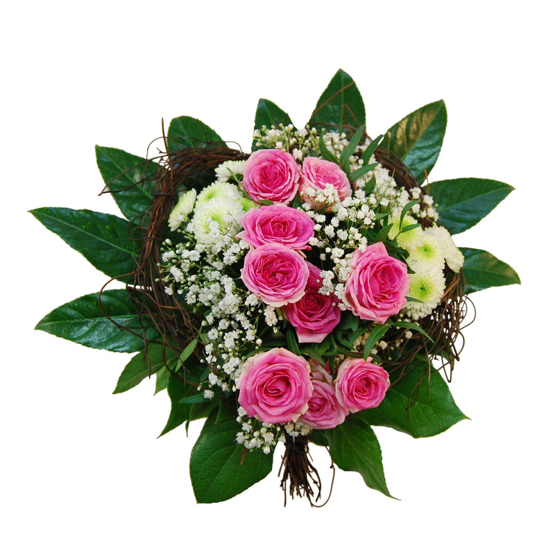 Blumenstrauß "Cora" in einem romantisch-verspielten Design aus rosa Polyrosen kleinen weißen Chrysanthemen und Rebenherz zum online verschicken mit Blumenversand FioreFelice. In unserer „Cora“ verbinden sich Polyrosen mit weißen kleinen Chrysanthemen und vintage Rebenherz zu einem romantisch-verspielten Design. Mit diesem hübschen, pinkfarbenen Rosenstrauß verschönern Sie den Tag des Beschenkten.